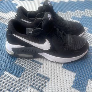Nike Women’s Air Max Size 8*NEVER WORN*